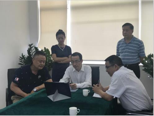 大鵬新區副區長劉峰聽取（中國風帆港規劃）課題組匯報